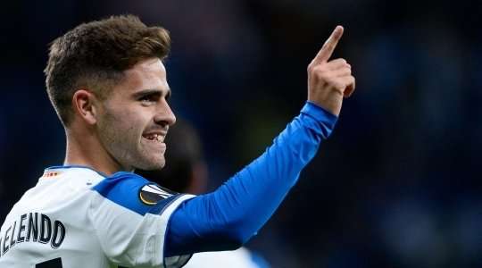 Vào! Plamen Iliev đã chạm được những đầu ngón tay vào bóng sau cú sút của Matias Vargas (Espanyol), nhưng chừng đó thôi không đủ ngăn trái bóng đi vào góc thấp bên trái khung thành.