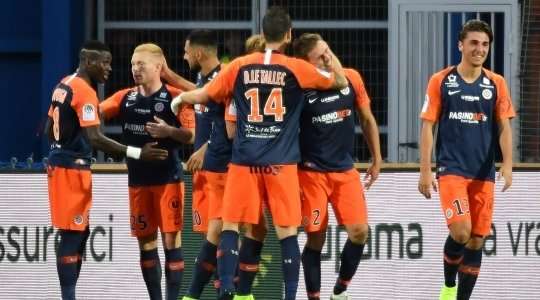 Vào! Arnaud Souquet (Montpellier) tung một cú sút một chạm trong vòng cấm và đánh bại thủ môn đối phương. Bóng đi vào góc cao bên trái khung thành. 1:0.