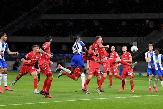 Dedryck Boyata (Hertha Berlin) bật cao hơn các hậu vệ đối phương trong vòng 5m50 để đón quả phạt góc và ghi bàn với một cú đánh đầu rất tốt vào góc thấp bên phải. Thủ môn đã không kịp phản ứng trong tình huống vừa rồi. Tỉ số bây giờ là 4:0.