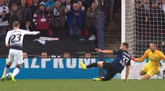 Vào! Dele Alli tung một đường chuyền tuyệt vời đến vị trí của Christian Eriksen (Tottenham) trong vòng cấm, và cầu thủ này tận dụng rất tốt cơ hội để dứt điểm gọn gàng vào góc cao của mành lưới. 1:0.
