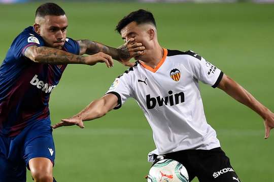 Có lẽ Marti Roger (Levante) đã không nhận ra rằng mình đã bị cảnh cáo trước đó và anh có vẻ rất shock khi trọng tài rút ra cho mình chiếc thẻ vàng thứ hai!