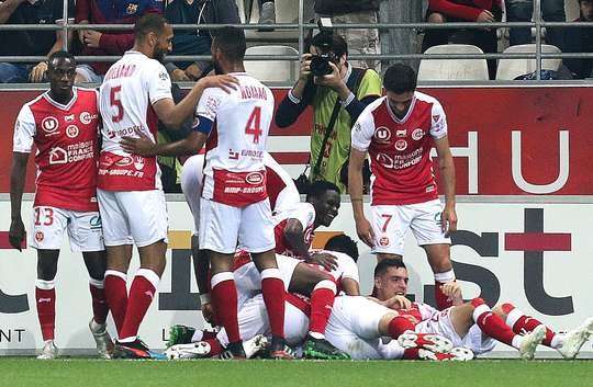 VÀO! Mathieu Cafaro (Reims) nhận bóng ở một vị trí ngay trước mặt khung thành, và chắc chắn là anh sẽ không thể bỏ lỡ những cơ hội như thế này. Cú sút chìm của cầu thủ này đi đập cột dọc bên trái vào lưới. Tỉ số là 2:0.