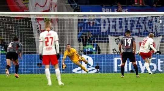 Vào! Emil Forsberg (RB Leipzig) tinh quái dừng lại một nhịp trước khi sút, chờ cho thủ môn Odisseas Vlachodimos đổ người trước khi bình tĩnh đưa bóng vào chính giữa khung thành.