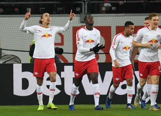 Vào! Yussuf Poulsen (RB Leipzig) sút bóng bật ra vào chính giữa khung thành sau khi bóng đến chỗ anh ấy trong vòng cấm. Tỉ số là 0:1.