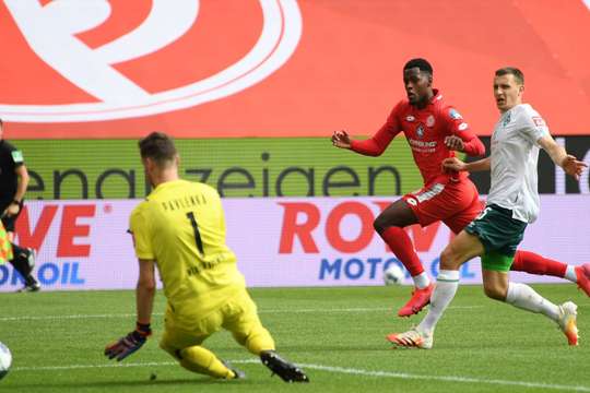 Tỉ số là 3:1! Bote Baku chuyền bóng cho Edimilson Fernandes (Mainz) trong vòng cấm, người không bị ai kèm và sút bóng vào góc phải phía dưới.