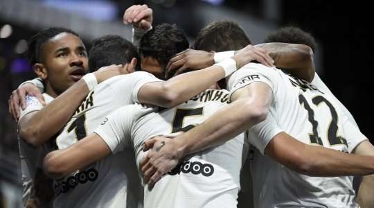 Marquinhos (Paris SG) bật cao hơn các hậu vệ đối phương trong vòng 5m50 để đón quả phạt góc và ghi bàn với một cú đánh đầu rất tốt vào góc trái mành lưới. Thủ môn đã không kịp phản ứng trong tình huống vừa rồi. Tỉ số bây giờ là 0:1.