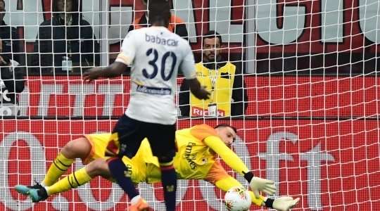 Khouma Babacar (Lecce) không tận dụng được cơ hội để ghi bàn từ chấm phạt đền. Anh sút vào góc thấp bên phải, nhưng Gianluigi Donnarumma đã đổ người rất nhanh để cản phá cú sút.
