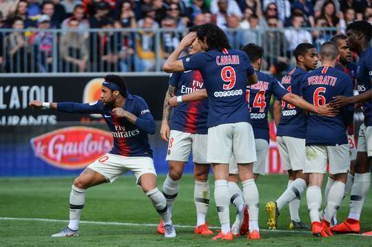 Neymar (Paris SG) bật lên đón quả tạt và tung cú đánh đầu chính xác đi chìm vào phía trong cột dọc bên phải.