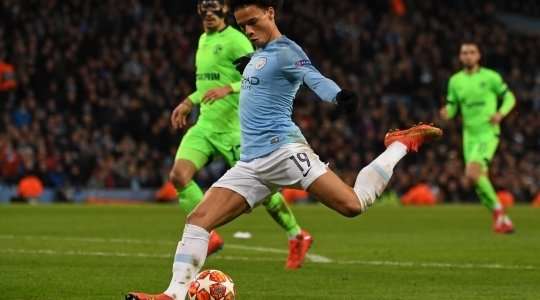 Vào! Trong một tình huống hỗn loạn ở bên trong vòng cấm, Oleksandr Zinchenko vẫn kịp chích mũi giày chuyền bóng cho Leroy Sane (Manchester City), và cầu thủ này không đợi phải mời lần thứ hai để sút gọn gàng vào góc dưới bên phải khung thành. Tỉ số là 3:0.