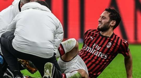 Trận đấu đang bị gián đoạn, Hakan Calhanoglu (AC Milan) bị choáng sau cú va chạm và các nhân viên y tế phải vào sân.