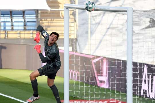 CƠ HỘI! Sergio Enrich (Eibar) bật cao để đón quả phạt góc và nỗ lực đánh đầu lái bóng ra khỏi tầm với của thủ môn, nhưng bóng lại đi trúng xà ngang.