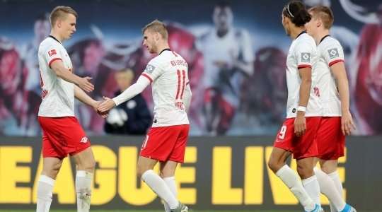 Timo Werner (RB Leipzig) đón một đường chuyền trong vòng cấm và ghi bàn với một cú sút chìm vào giữa khung thành. Thủ môn đã không thể làm gì được.