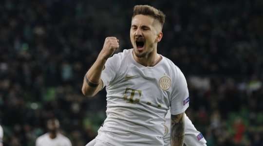 Vào! Michal Skvarka (Ferencvaros) giành chiến thắng trên chấm phạt đền bằng một cú sút không thể cản phá, vượt qua tầm với của thủ môn Diego Lopez vào góc thấp bên phải.