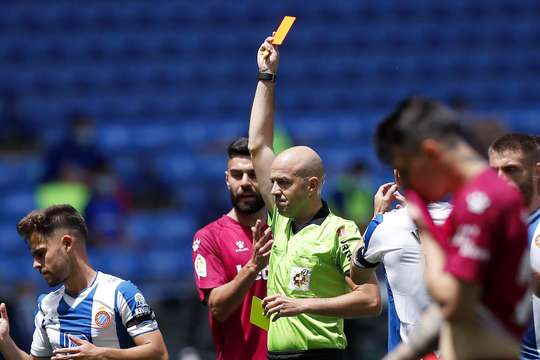 Chúng ta vừa chứng kiến một tình huống truất quyền thi đấu! Fernando Pacheco (Alaves) đã bị rút một chiếc thẻ đỏ sau pha phạm lỗi nguy hiểm của mình. Quyết định của trọng tài Pablo Gonzalez Fuertes là không thể thay đổi.