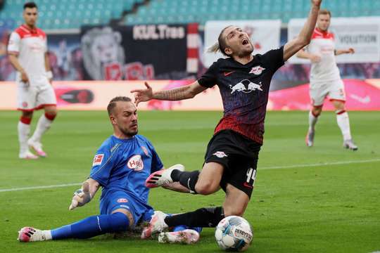 Kevin Kampl (RB Leipzig) ngã xuống sau một tình huống vào bóng của hậu vệ đối phương. Trọng tài có vẻ như không quan sát rõ tình huống và chỉ khoát tay ra hiệu cho trận đấu tiếp tục.