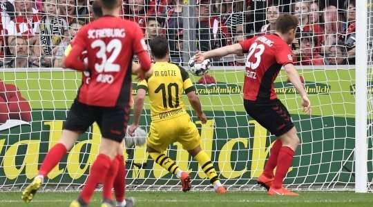 Vào! Marco Reus rê bóng vượt qua cả thủ môn và chuyền bóng một cách rất đồng đội cho Mario Gotze (Dortmund), cầu thủ này dễ dàng đệm bóng vào lưới trống. 0:3.