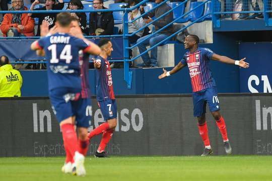 Casimir Ninga (Caen) nhận đường tạt bóng từ đồng đội và chuyển hóa nó thành bàn thắng bằng một cú đánh đầu chuẩn xác vào phía trong cột dọc bên phải!