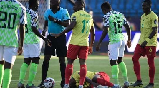 Trận đấu đang bị gián đoạn, Georges Constant Mandjeck (Cameroon) bị choáng sau cú va chạm và các nhân viên y tế phải vào sân.