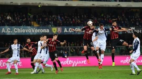 Alessio Romagnoli (AC Milan) bật cao nhất ở khu vực gần chấm phạt đền để đón quả quả đá phạt và đánh đầu khá nguy hiểm vào ngay giữa khung thành. Tuy nhiên, thủ môn Stefano Sorrentino đã có một pha cản phá tốt để từ chối nỗ lực vừa rồi.