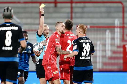 Grischa Promel (Union Berlin) đang thử thách sự kiên nhẫn của trọng tài Bibiana Steinhaus và anh đã toại nguyện với một chiếc thẻ vàng cho pha phạm lỗi của mình.