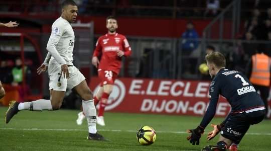 Một đường chuyền xé toang hàng phòng thủ đưa bóng rất vừa tầm chạy của Kylian Mbappe (Paris SG) bên trong vòng cấm. Không cần nửa giây quan sát, anh sút căng như kẻ chỉ vào chính giữa khung thành, tuy nhiên, cú sút đã không thể làm khó thủ môn Runar Alex Runarsson.