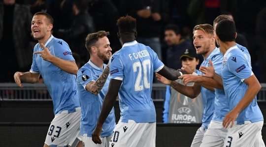Một bàn thắng ngoạn mục! Ciro Immobile (Lazio) bứt tốc như một mũi lao vào vòng cấm để đón quả tạt và sút bóng vào góc thấp bên trái, để mặc thủ môn đứng chôn chân sững sờ!