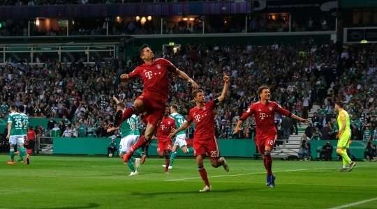 Vào! Robert Lewandowski (Bayern Munich) tinh quái dừng lại một nhịp trước khi sút, chờ cho thủ môn Jiri Pavlenka đổ người trước khi bình tĩnh đưa bóng vào góc phải khung thành.