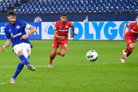 Vào! Daniel Caligiuri (Schalke) giành chiến thắng trên chấm phạt đền bằng một cú sút không thể cản phá, vượt qua tầm với của thủ môn Lukas Hradecky vào chính giữa khung thành.