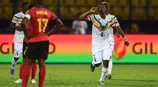 Vào! Moussa Doumbia chuyền cho Amadou Haidara (Mali) tại rìa vòng cấm và anh ấy tìm đến góc phải phía trên với một pha dứt điểm tuyệt vời. Tỉ số là 0:1.
