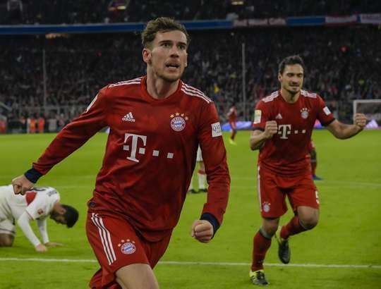 Leon Goretzka (Bayern Munich) đón bóng từ quả phạt góc trước đó và tung cú đánh đầu chuẩn xác, đưa bóng vào lưới trong sự ngỡ ngàng của thủ môn. Các cầu thủ đối phương đang nhìn nhau, dường như họ chưa kịp hiểu chuyện gì đã xảy ra. Ai sẽ là người chịu trách nhiệm? Leon Goretzka (Bayern Munich) đã có lý do để ăn mừng!
