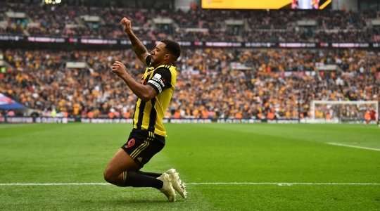 Vào! John Ruddy đã chạm được những đầu ngón tay vào bóng sau cú sút của Troy Deeney (Watford), nhưng chừng đó thôi không đủ ngăn trái bóng đi vào chính giữa khung thành.
