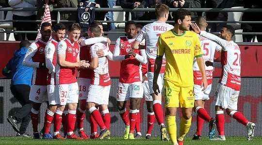 Vào! Remi Oudin (Reims) len lỏi qua các cầu thủ đối phương trước khi tung một cú sút tuyệt diệu từ rìa vòng cấm vào góc cao bên phải mành lưới. Thủ môn Maxime Dupe đã không có cơ hội nào để chạm vào quả bóng. Tỉ số là 1:0.