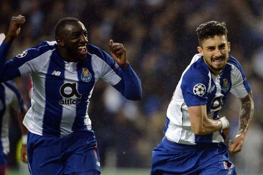 Vào! Alex Nicolao Telles (FC Porto) giành chiến thắng trên chấm phạt đền bằng một cú sút không thể cản phá, vượt qua tầm với của thủ môn Robin Olsen vào góc trái khung thành.