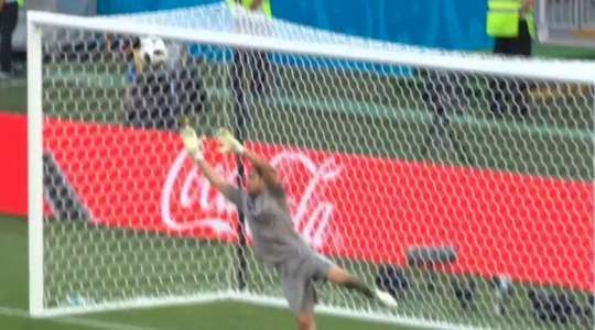 Một cú sút tuyệt vời! Dries Mertens (Bỉ) thể hiện sự bình tĩnh tuyệt vời trong vòng cấm để tung một cú sút nhanh vào phía trong cột dọc bên trái. Tỉ số là 1:0.