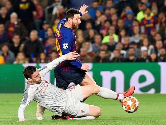 Lionel Messi (Barcelona) bỏ lỡ một cơ hội rất ngon ăn. Một đường căng ngang chuẩn từng centimét đưa bóng đến vị trí của Lionel Messi (Barcelona) ở bên trong vòng cấm, nhưng cú đánh đầu của anh lại đi vọt xà ngang.
