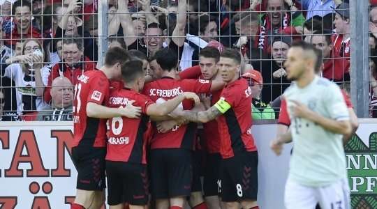 Lucas Holer (Freiburg) ghi bàn từ một vị trí khó. Anh ấy bật cao để đón quả tạt và đánh đầu đập đất vào phía trong cột dọc bên phải. Một pha dứt điểm xuất sắc.