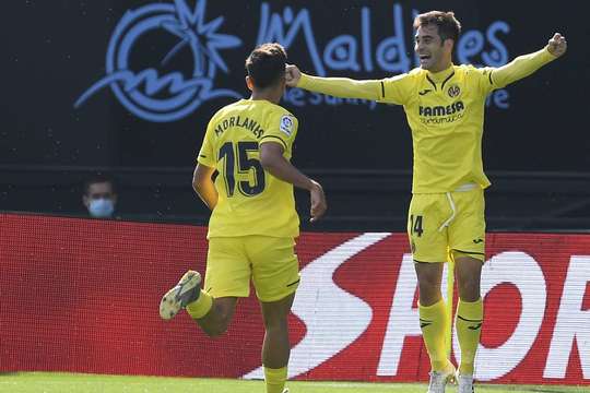 Vào! Manuel Trigueros (Villarreal) vừa có bàn thắng theo một cách không thể dễ dàng hơn: đưa vào lưới trống từ cự ly rất gần sau khi bóng bị bật ra từ thủ môn. Tỉ số là 0:1.