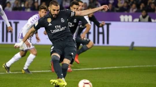 Vào! Karim Benzema (Real Madrid) giành chiến thắng trên chấm phạt đền bằng một cú sút không thể cản phá, vượt qua tầm với của thủ môn Jordi Masip vào góc thấp bên phải.