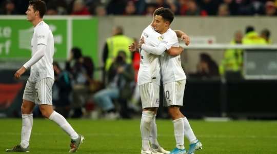 Bóng đã nằm trong lưới! Robert Lewandowski treo bóng vào vòng cấm và Philippe Coutinho (Bayern Munich) đón quả tạt để dứt điểm gọn gàng vào lưới. 0:4.