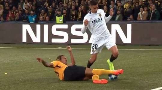 Ferran Torres (Valencia) có một pha đi bóng độc diễn, nhưng một cầu thủ đối phương đã cướp được bóng trước khi anh ấy có cơ hội dứt điểm. Trọng tài chính chỉ vào cột cờ góc, Valencia sẽ thực hiện quả phạt góc.
