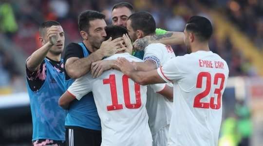 Vào! Paulo Dybala (Juventus) sút bóng vào góc thấp bên phải khung thành, vượt qua tầm với của Gabriel dù thủ môn đã đổ người hết cỡ.