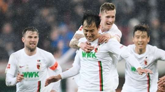 Một bàn thắng đẹp mắt! Dong-Won Ji (Augsburg) có một pha đi bóng lắt léo và dứt điểm từ trong vòng cấm, đánh bại thủ môn Roman Burki với một pha bấm bóng tuyệt vời. Tỉ số được nâng lên 2:0.