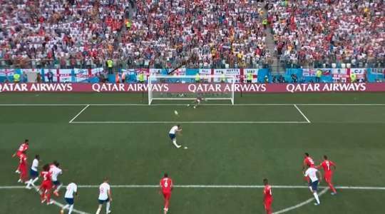 Vào! Harry Kane (Anh) giành chiến thắng trên chấm phạt đền bằng một cú sút không thể cản phá, vượt qua tầm với của thủ môn Jaime Penedo vào góc cao bên trái.