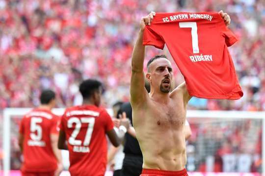 Vào! Franck Ribery (Bayern Munich) vượt qua các pha truy cản và từ cự li gần xuất sắc bấm bóng qua Kevin Trapp. 4:1. Một nỗ lực cá nhân tuyệt vời.