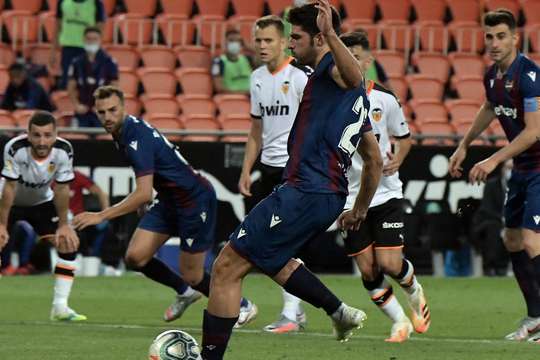 Vào! Gonzalo Melero (Levante) tinh quái dừng lại một nhịp trước khi sút, chờ cho thủ môn Jasper Cillessen đổ người trước khi bình tĩnh đưa bóng vào góc thấp bên phải.
