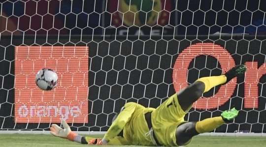 Vào! Ibrahima Traore thể hiện nhãn quan chiến thuật tuyệt vời bằng một đường chuyền tinh quái bên trong vòng cấm. Mohamed Yattara (Guinea) cũng đã hoàn thành tốt phần việc của mình với cú sút một chạm, ghim bóng vào góc thấp bên trái khung thành. 0:2.