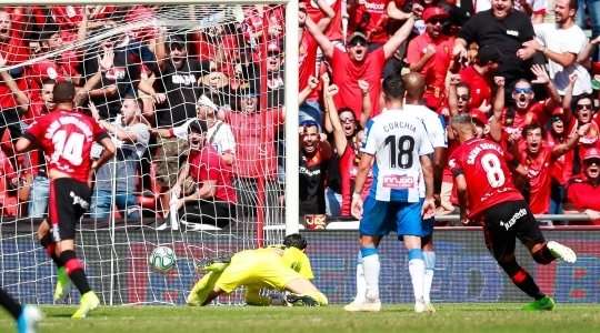 Vào! Salva Sevilla (Mallorca) đón bóng bật ra và từ rìa vòng cấm, anh ấy tung một cú sút chìm đi vào góc phải phía dưới. Diego Lopez không thể ngăn bóng vào lưới. Tỉ số là 2:0.