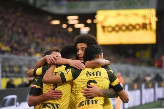 Vào! Lukasz Piszczek dọn cỗ cho Jadon Sancho (Dortmund) tại rìa vòng cấm người sút bóng vào góc trái phía dưới. 1:0.