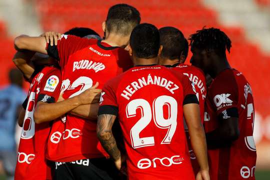 Vào! Ante Budimir (Mallorca) sút bóng vào góc thấp bên trái khung thành, vượt qua tầm với của Ruben Blanco dù thủ môn đã đổ người hết cỡ.