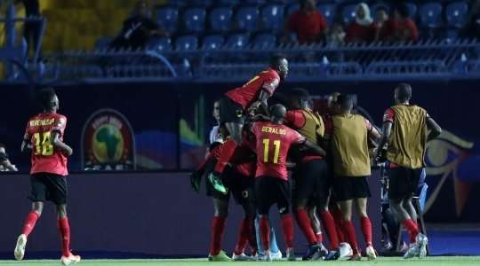 Vào! Djalma Campos (Angola) cướp được bóng sau sai lầm tồi tệ của thủ môn Farouk Ben Mustapha và bàn thắng đã được ghi. Tỉ số là 1:1.